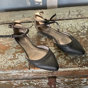 Life Stride | pointed toe ankle strap ballet flat